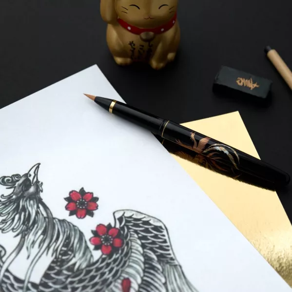 https://www.tintadlaplastykow.pl/gfx/photos/offer_51466729/brush-pen-kuretake-no-15-mannen-mouhitsu-makie-monogatari-zuichouhouou-du180315_2_441450813134438.webp