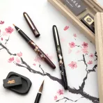 https://www.tintadlaplastykow.pl/gfx/photos/offer_51466730/brush-pen-kuretake-no-15-mannen-mouhitsu-makie-monogatari-edazakura-du181215_3_546417590101124.webp