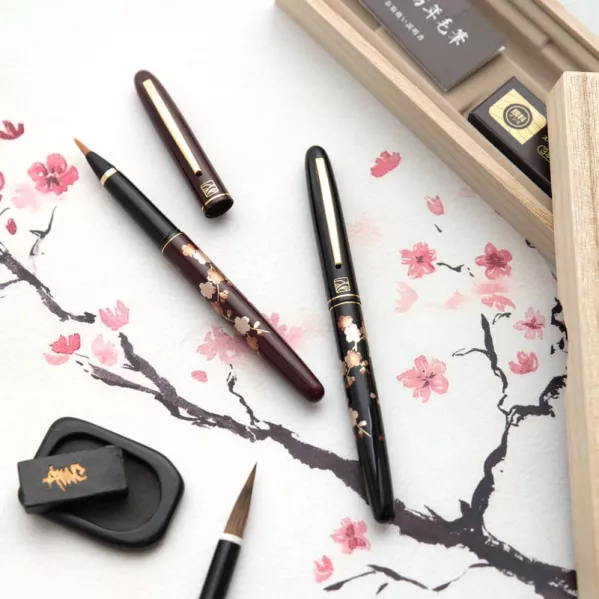 https://www.tintadlaplastykow.pl/gfx/photos/offer_51466730/brush-pen-kuretake-no-15-mannen-mouhitsu-makie-monogatari-edazakura-du181215_3_546417590101124.webp