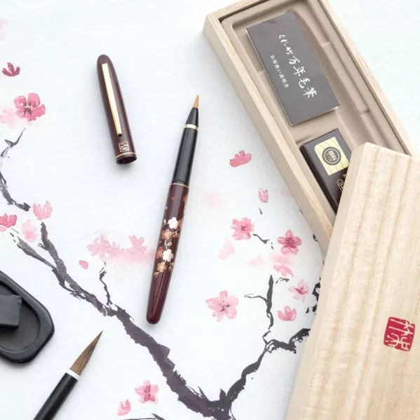 https://www.tintadlaplastykow.pl/gfx/photos/offer_51466730/brush-pen-kuretake-no-15-mannen-mouhitsu-makie-monogatari-edazakura-du181215_5_621455719112154.webp