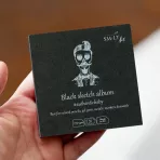 https://www.tintadlaplastykow.pl/gfx/photos/offer_53372579/szkicownik-smlt-black-sketch-pad-165-gsm-32-ark-kostek-9-x-9-cm-mini-kwadrat-fb32170black9_2_1384606401144701.webp
