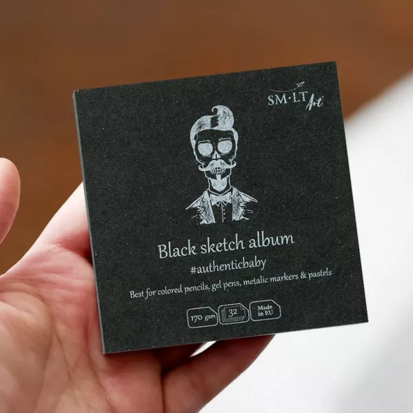 https://www.tintadlaplastykow.pl/gfx/photos/offer_53372579/szkicownik-smlt-black-sketch-pad-165-gsm-32-ark-kostek-9-x-9-cm-mini-kwadrat-fb32170black9_2_1384606401144701.webp