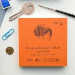https://www.tintadlaplastykow.pl/gfx/photos/offer_53372583/szkicownik-smlt-universal-pad-mixed-media-200-gsm-32-ark-kobieta-9-x-9-cm-mini-kwadrat-fb322009_2_1078884650150716.webp