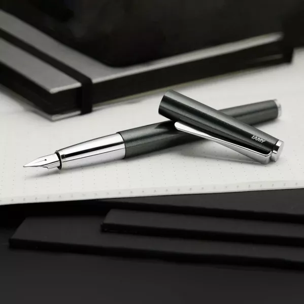 https://www.tintadlaplastykow.pl/gfx/photos/offer_53489683/pioro-lamy-studio-black-forest-m_2_2025778668110057.webp