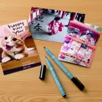 https://www.tintadlaplastykow.pl/gfx/photos/offer_54217109/pisaki-permanentne-kuretake-suitto-crafters-assortment-5-set-sc5vbk_2_228593826103636.webp
