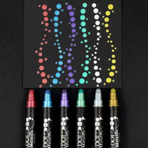 https://www.tintadlaplastykow.pl/gfx/photos/offer_54217110/zestaw-pisakow-kuretake-clean-color-dot-6-metallic-tc81006v_2_951503927121456.webp