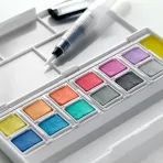 https://www.tintadlaplastykow.pl/gfx/photos/offer_54376683/farby-derwent-inktense-paint-pan-12-pastel-shades-2305865_7_509334165140344.webp