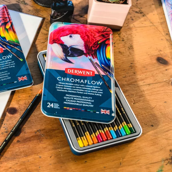 https://www.tintadlaplastykow.pl/gfx/photos/offer_59450184/kredki-derwent-chromaflow-24-set-2305857_3_136624331110134.webp