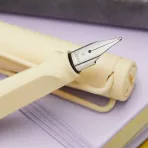 https://www.tintadlaplastykow.pl/gfx/photos/offer_59677105/pioro-lamy-safari-cream-f_4_504218596095935.webp