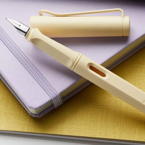 https://www.tintadlaplastykow.pl/gfx/photos/offer_59677105/pioro-lamy-safari-cream-f_5_390935251100141.webp