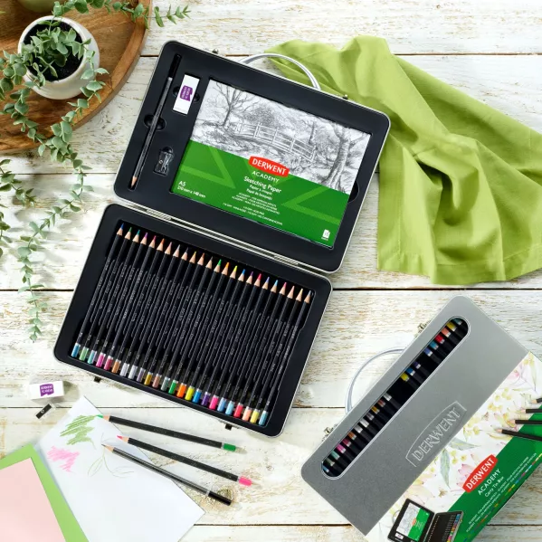 https://www.tintadlaplastykow.pl/gfx/photos/offer_64764732/kredki-derwent-academy-carry-tin-box-28-set-2305951_2_515862808130253.webp