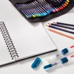 https://www.tintadlaplastykow.pl/gfx/photos/offer_67325681/piornik-derwent-pencil-wrap-czarny-2306206_3_2130715897112936.webp