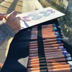 https://www.tintadlaplastykow.pl/gfx/photos/offer_67325681/piornik-derwent-pencil-wrap-czarny-2306206_5_745128238112939.webp