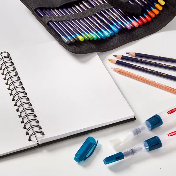 https://www.tintadlaplastykow.pl/gfx/photos/offer_67325681/piornik-derwent-pencil-wrap-czarny-2306206_3_2130715897112936.webp