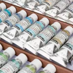 https://www.tintadlaplastykow.pl/gfx/photos/offer_69681002/farby-akwarelowe-schmincke-horadam-aquarell-supergranulating-50-tubek-5-ml-wooden-box-set-746611_13_1226027201095708.webp