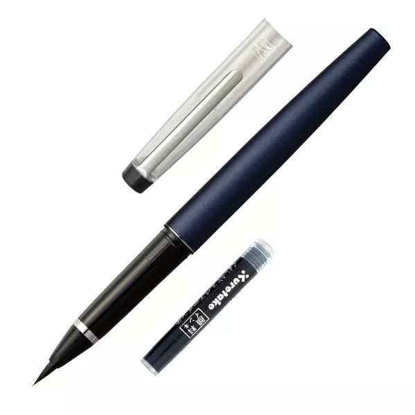 https://www.tintadlaplastykow.pl/gfx/photos/offer_69684533/brush-pen-kuretake-mannen-mouhitsu-fountain-navy-body-dt1203_2_1279018225142458.webp