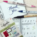 https://www.tintadlaplastykow.pl/gfx/photos/offer_69684540/zestaw-do-kaligrafii-kuretake-zig-brush-lettering-starter-kit--ecf1010061_3_823403254195814.webp