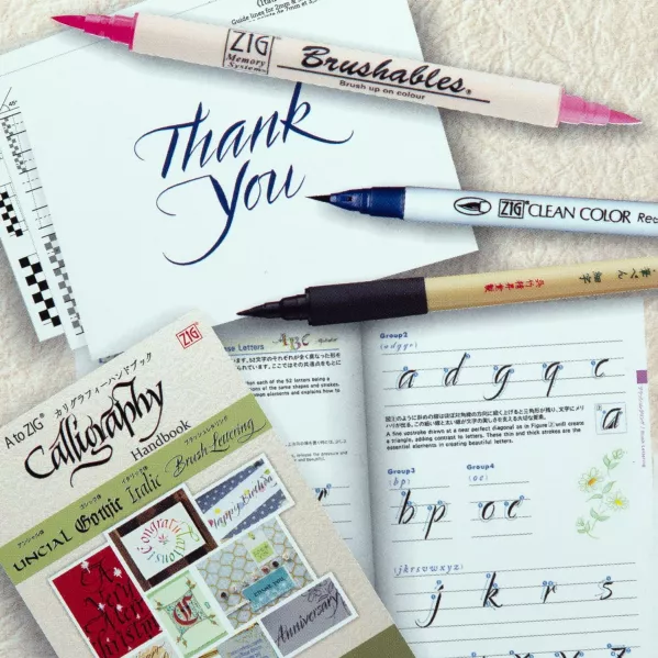 https://www.tintadlaplastykow.pl/gfx/photos/offer_69684540/zestaw-do-kaligrafii-kuretake-zig-brush-lettering-starter-kit--ecf1010061_3_823403254195814.webp