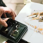 https://www.tintadlaplastykow.pl/gfx/photos/offer_69687635/farby-akwarelowe-schmincke-horadam-aquarell-exclusive-felix-scheinberger-set-12-half-pans-746691_10_182817323190151.webp